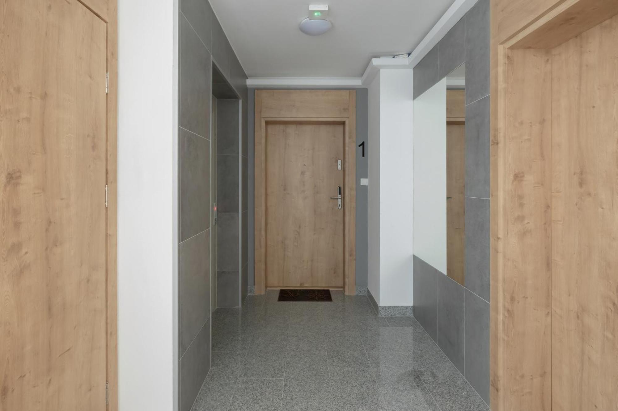 Grey - - Basen - - Parking- Taras