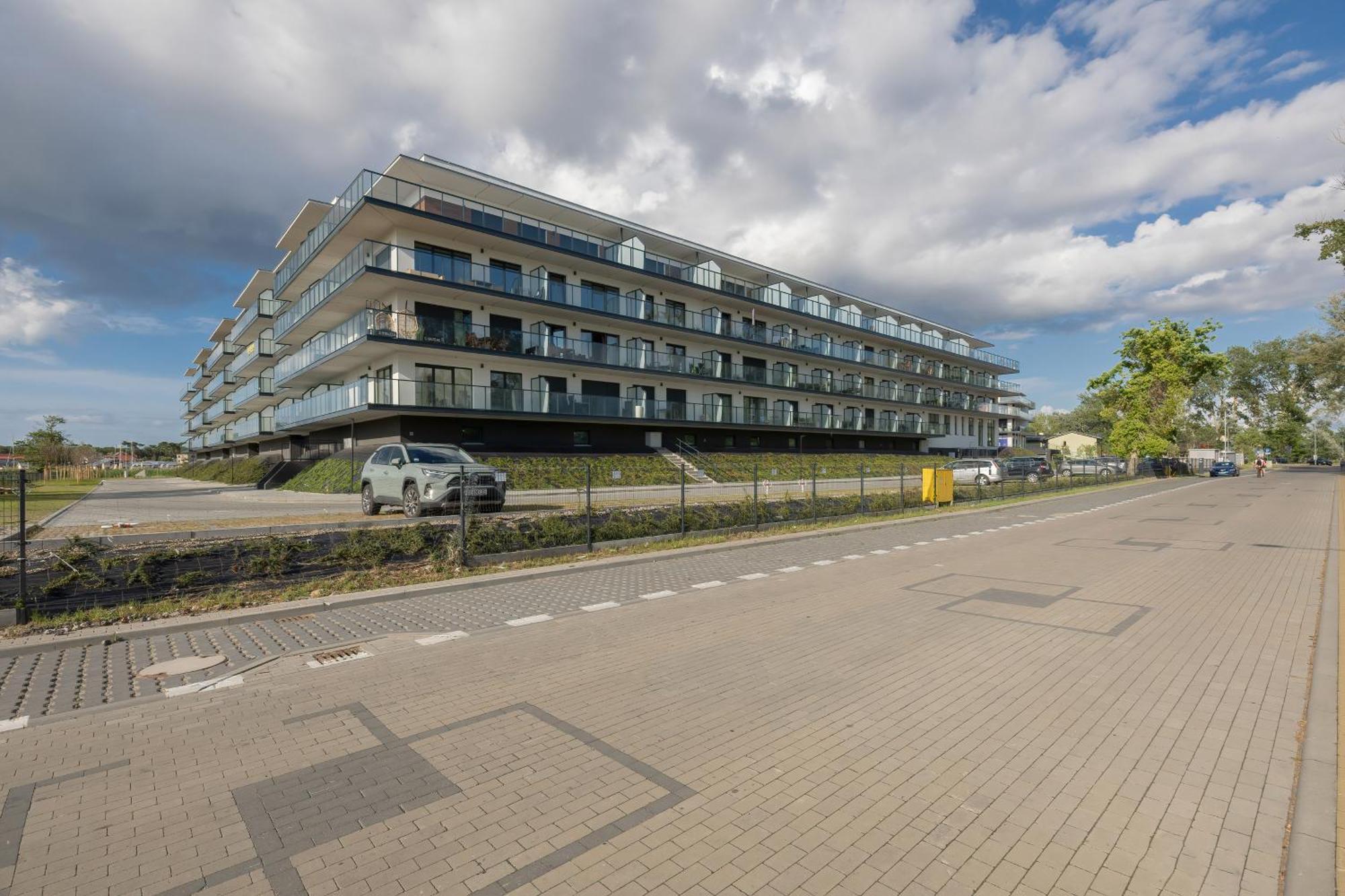 Grey - - Basen - - Parking- Taras Apartment Dziwnow